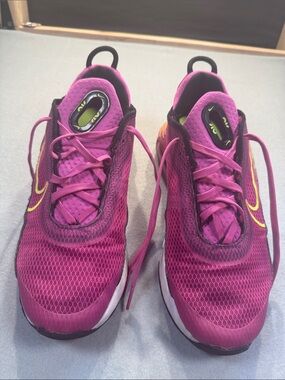 Nike Athletic Sneakers vibrant pink size 7Y